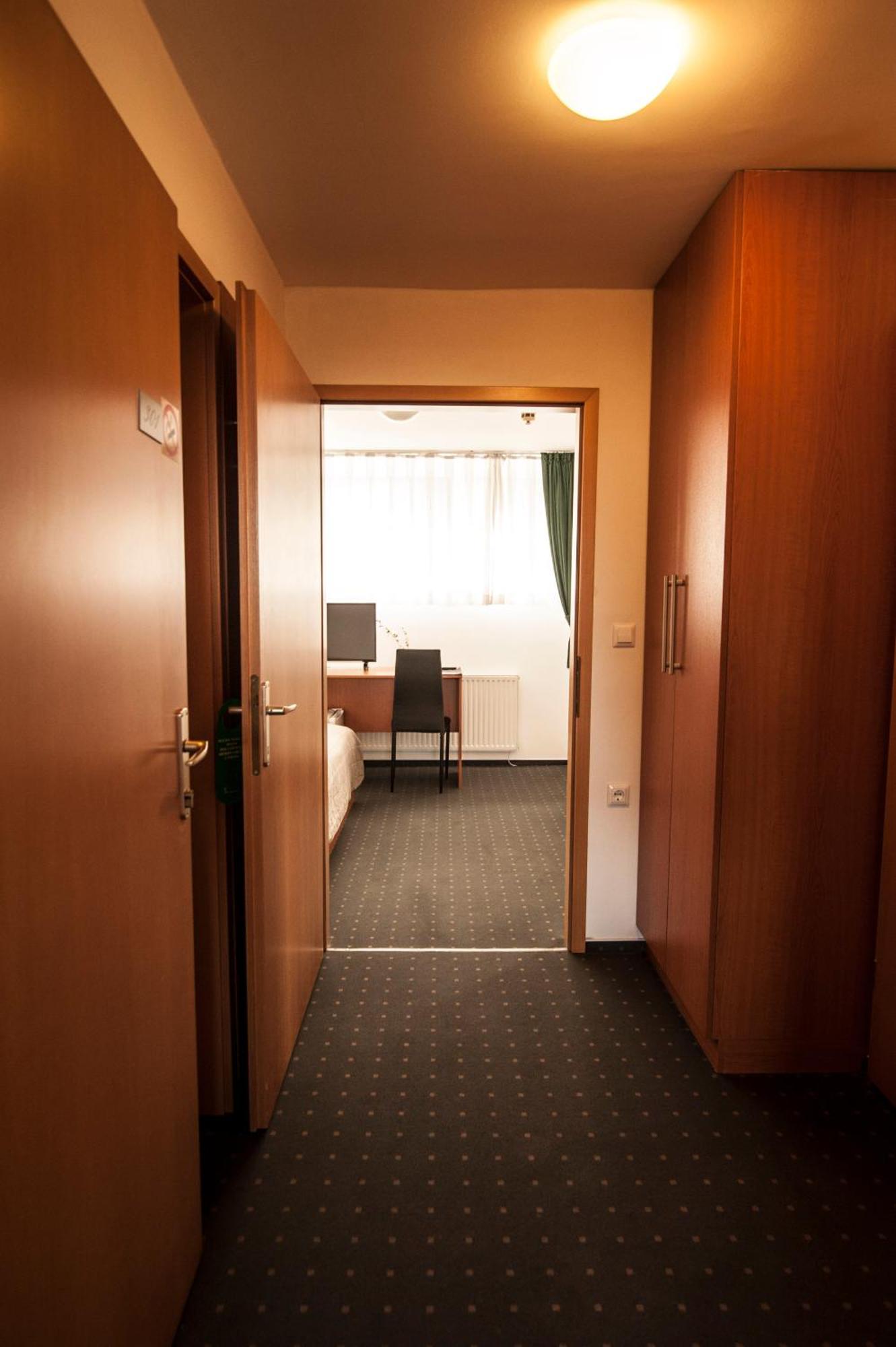 Hotel Faraon Celje Kamer foto